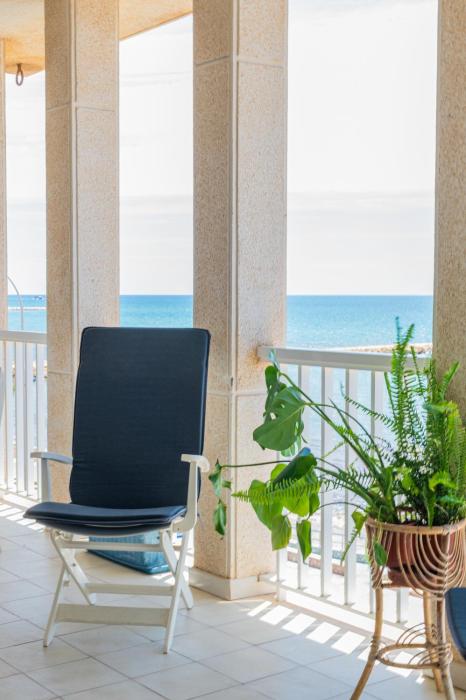 Vistas Increíbles y Confort en 1ª Línea de Playa