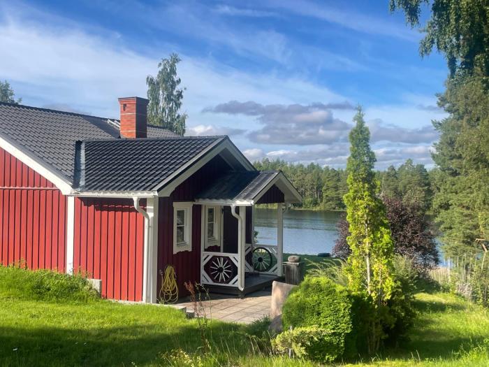 The Pintorp cabin by the lake