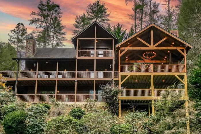 Trout Tales Riverfront Lodge- DeckedOUT, Hot tub, Game Room, Firepit, Decks Galore, Pet Friendly