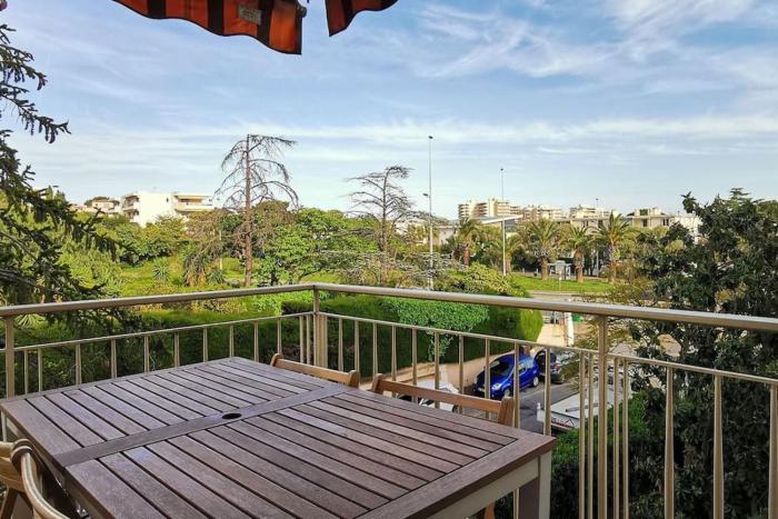 Spacieux 2 pièces avec terrasse, clim et parking