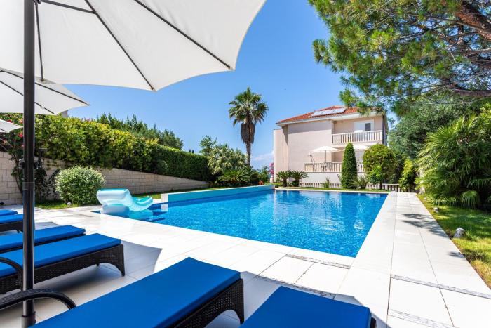 Family-friendly apartments with swimming pool Splitska, Brac - 23224