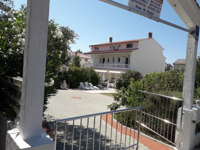 Apartment Daisy- excellent location close to Rab