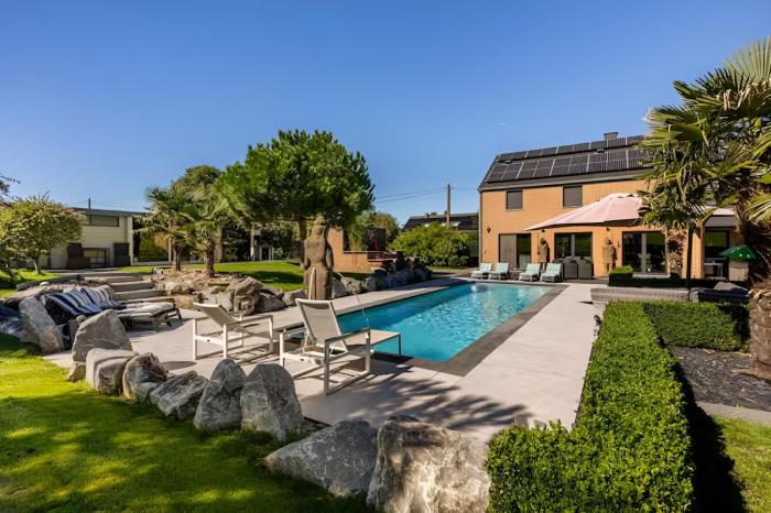 LA VILLA DE SENY , villa de charme avec jardin ,Piscine nature, jacuzzi , petanque, fitness, billard,ping pong,