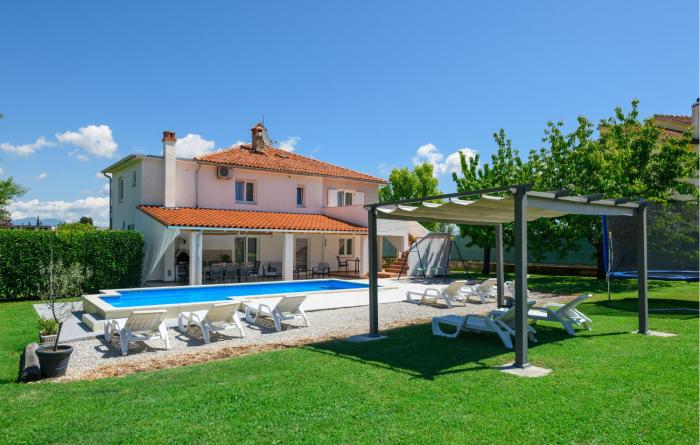 Amazing Home In Frkeci With Wifi