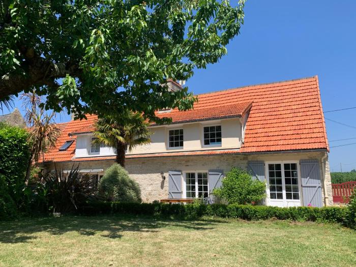 Longère bord de mer avec grand jardin fleuri