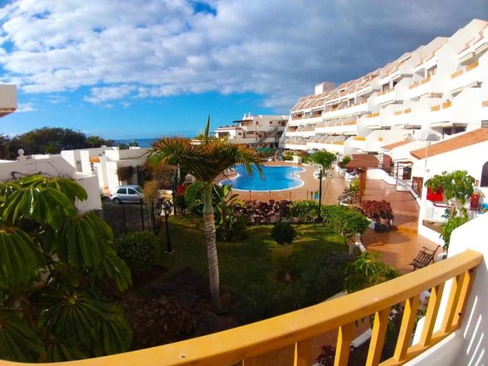 Appartamento primo piano con vista piscina e parziale vista mare