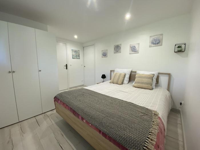 Rez-de-chaussée rénové avec jardin clos, à 1,6 km de la plage, idéal pour 2 adultes et 2 enfants - FR-1-364-142