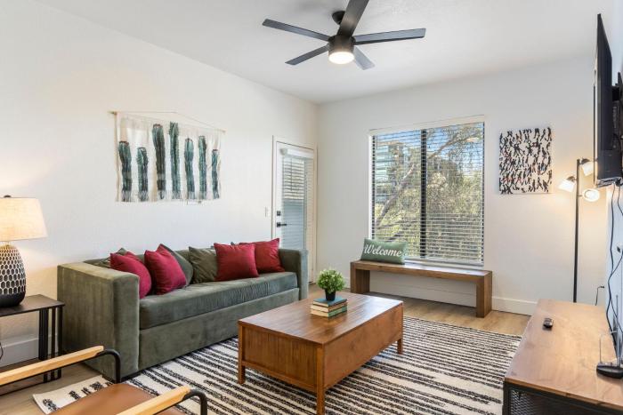 CozySuites at Kierland Commons with pool #01