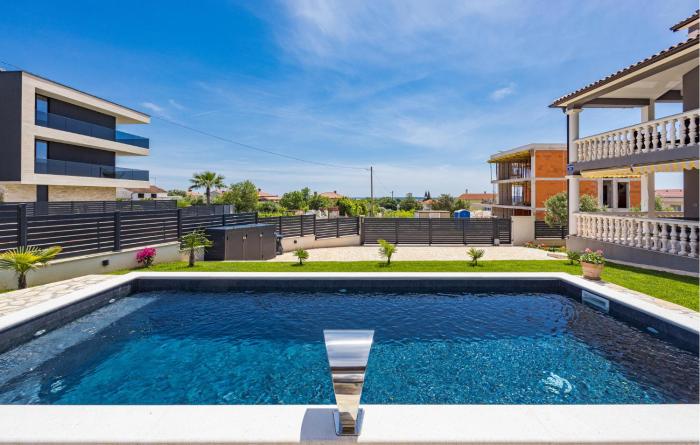 Nice Apartment In Medulin With Kitchen