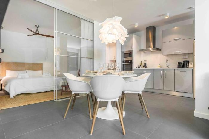 Swimming pool & terrace near the beach by REMS