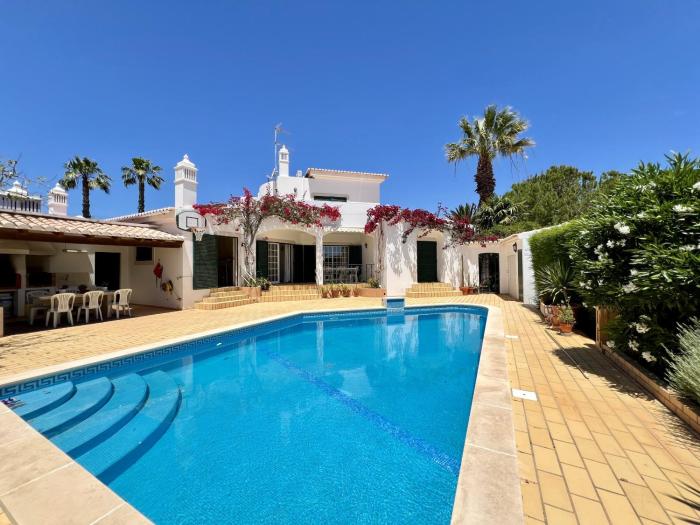 Alvor Traditional Villa With Pool by Homing