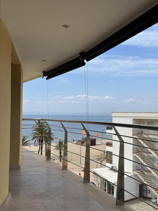 Duplex delante del mar con gran terraza y piscina comunitaria