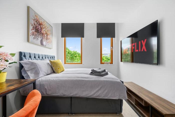 Central Piccadilly Luxury Three Bedroom Apartment