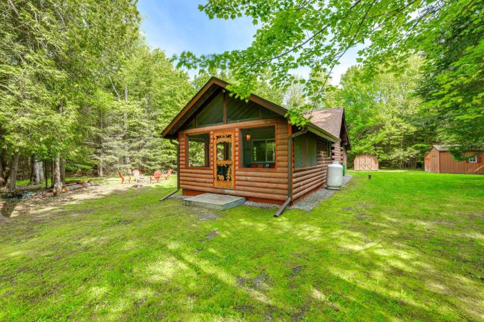 ‘Cardinal Pines’ Cabin on 8 Acres - Dog Friendly!