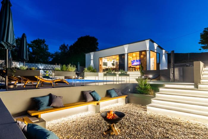 Jackal Holiday House with a heated pool and a jacuzzi