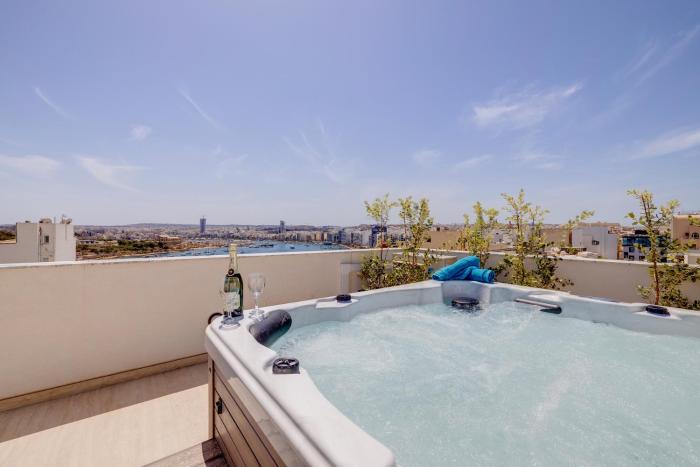 Stylish Penthouse Rooftop Hot Tub Harbour Views