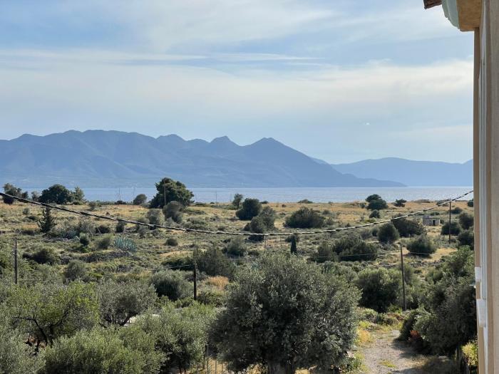 90sqm Perdika Aegina luxury family apartment με θέα βουνό και θάλασσα 90τμ