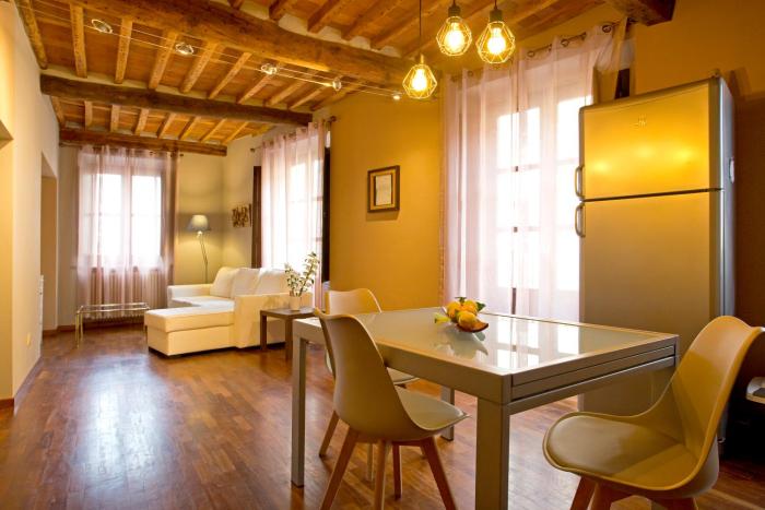 Casa del Sensale, Facing Luccas City Walls