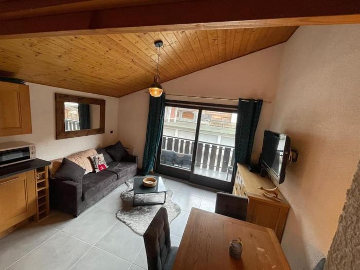 1st floor Apartment in Central Morzine With Private Garage