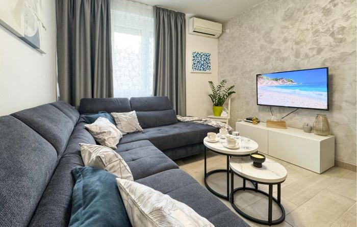 2 Bedroom Nice Apartment In Split