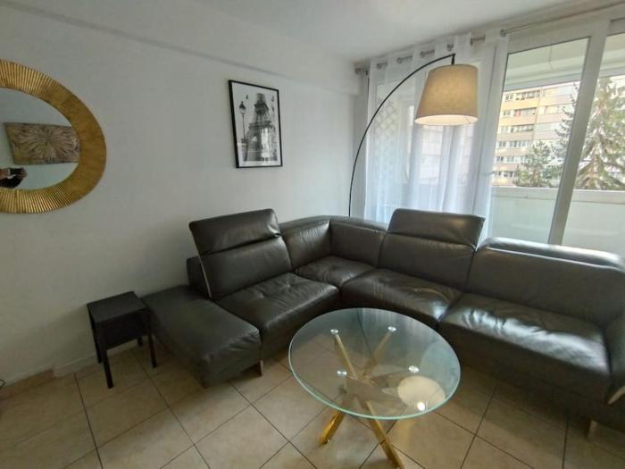 5 mn, 450m walk Metro La Defense, 3 bedrooms, Parking