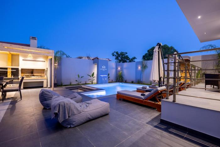 Μr & Μrs Grey -Private Luxury Villas