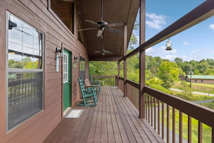 Pigeon Delight is a 2 Bedroom Cabin - 6 miles from Dollywood! Hot Tub, Fire Pit, Arcade, Pool Table!