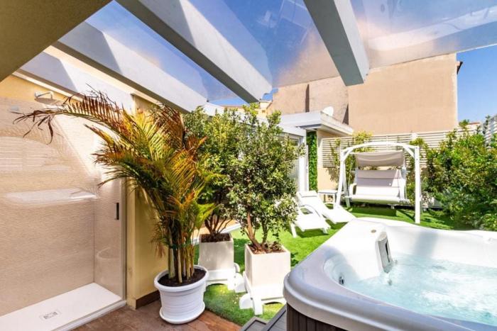 Terrazza con Jacuzzi su Attico Elegante a Cagliari
