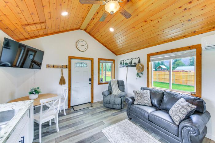 Peaceful Bonners Ferry Cabin w Deck & Mtn Views!
