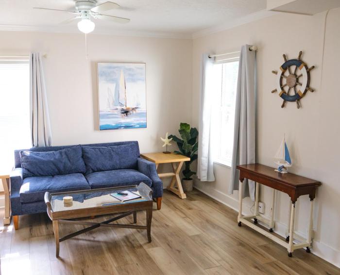 Comfortable One Bedroom Apartment - Walk to the Beach!