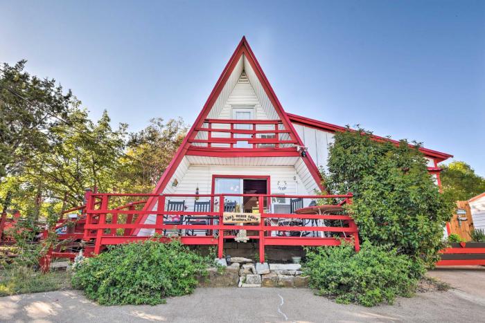 Steps to Lake! Charming Cabin Pool Access and Decks