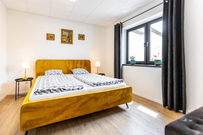 Private Stylish Apt With Free Parking 24-7 self check-in