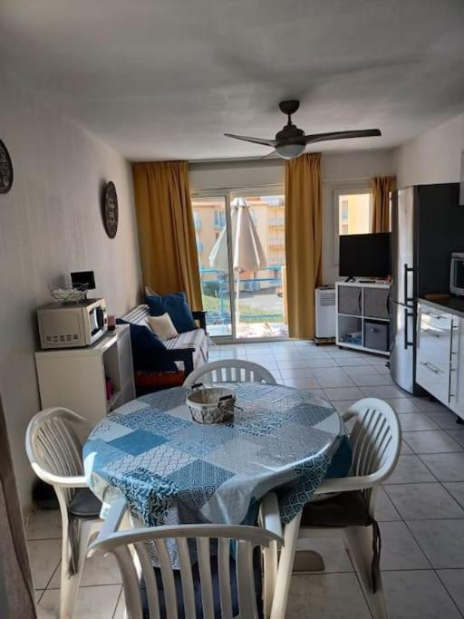 V0742 - T2 climatisé front de mer avec terrasse et une place parking