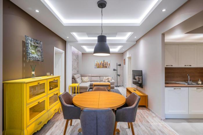 Elegant Escape in The Heart of The City by Flat Mаnager