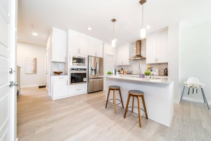 Beautiful Elegant Home Sleeps 10, Free Parking, Central AC