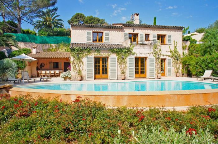 Villa Pokade climatisée de 235 m2 piscine sans vis à vis grand jardin totalement clos