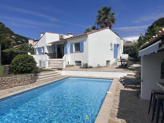 Villa rénovée avec piscine chauffée, 200m des plages, 7 pers, clim, wifi, parking - FR-1-768-89