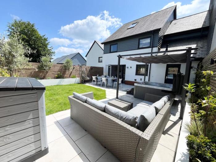 Coastal 5-Bedroom House in Devon with a Hot Tub