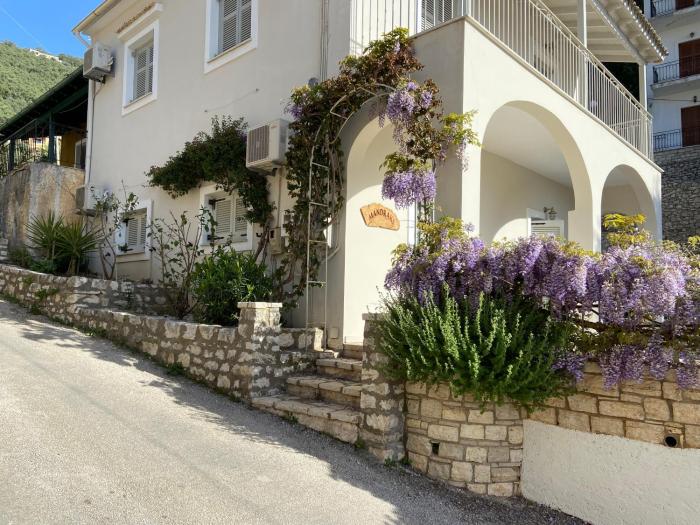 Mandraki House Upper, 100m from Kaminaki Beach