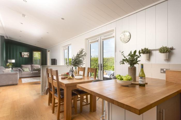 Diamond Lodge - Pets Allowed - Hot Tub - Free WiFi & Parking