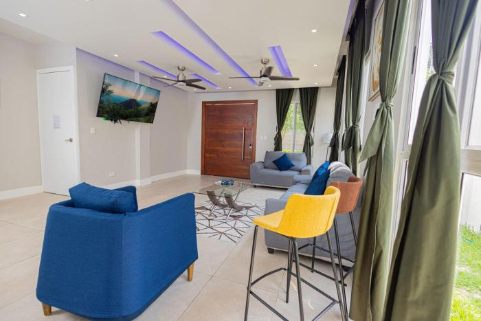 Family Friendly Guanaco House El Salvador AC, Wi-Fi, Hot Water, & Enjoy Your Stay Santa Ana city ,close to Lago de Coatepeque