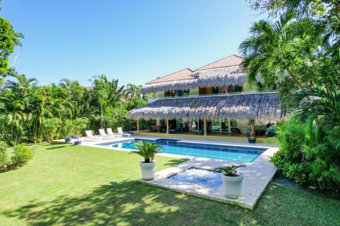 Luxury Villa on La Cana Golf Course with Pool, Jacuzzi, Cart & Maid