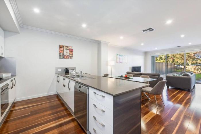 Coastal Parkside - Glenelg North - C21 SouthCoast Holidays