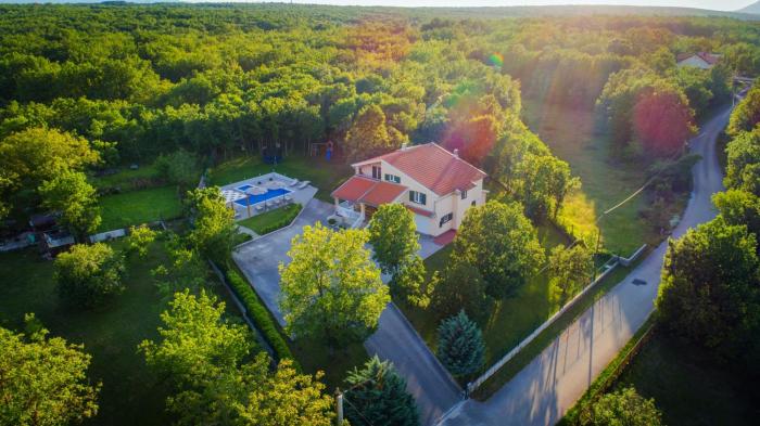 Holiday home Old oak - with pool, garden with fresh vegetables and private forrest!