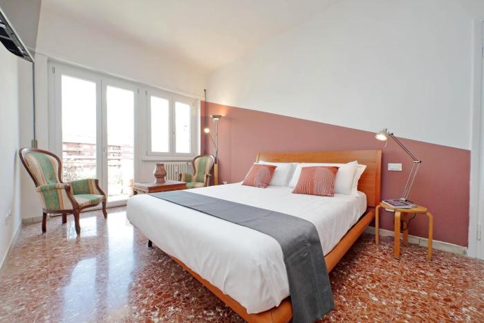 Comfy home for family next to Metro