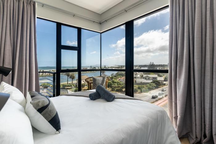 Burmeister 607 - Top Floor Corner 2 Bedroom Apartment with Sea and Lagoon Views - Onsite Parking