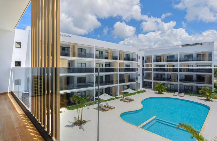 Beauty condo pool views with gym close to the beach