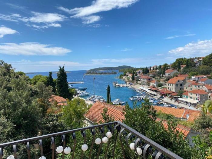 Apartments by the sea Maslinica, Solta - 772