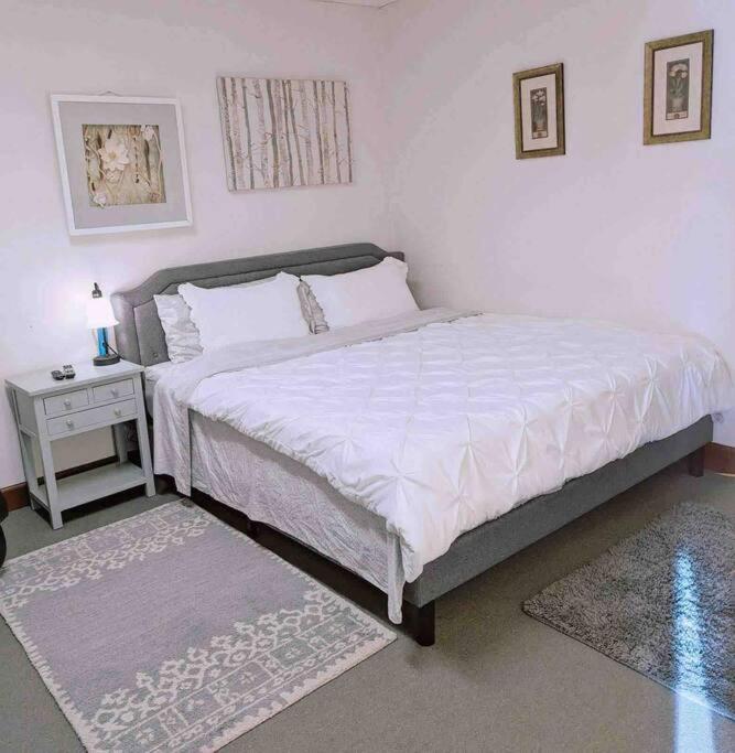 Walkable Uptown area, King Suite, Quiet and Private