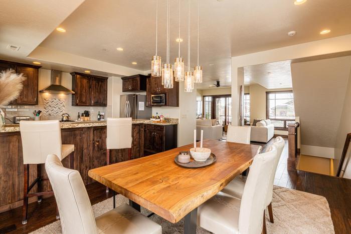 Summer Mountain Luxury - Townhome with Hot Tub & Year-Round Fun in Park City Fairway Springs